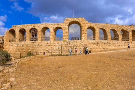 Téléchargez les photos : Jerash, Jordan - November 7, 2022: Roman Hippodrome at Archaeological Site with the ruins of the ancient Gerasa - en image libre de droit