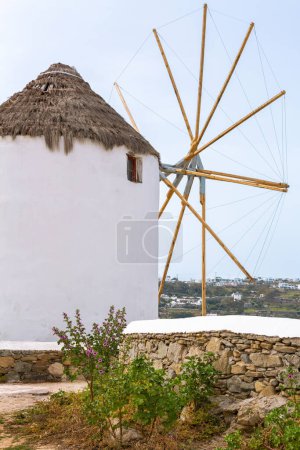 Foto de Molino de viento icónico griego y panorama de la ciudad en Mykonos, Grecia, isla famosa de Cyclades - Imagen libre de derechos