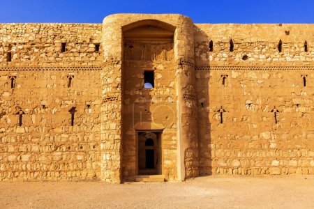 Téléchargez les photos : Entrée du château désert Qasr Kharana, Al Kharaneh près d'Amman, Jordanie. Construit au 8ème siècle, utilisé comme caravansérail - en image libre de droit