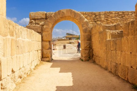 Téléchargez les photos : Jerash, Jordan - November 7, 2022: Roman Hippodrome at Archaeological Site with the ruins of the ancient Gerasa - en image libre de droit