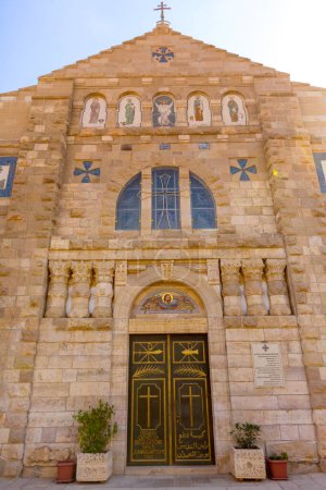 Foto de Madaba, Jordania - 5 de noviembre de 2022: Exterior de la Iglesia de San Juan Bautista - Imagen libre de derechos