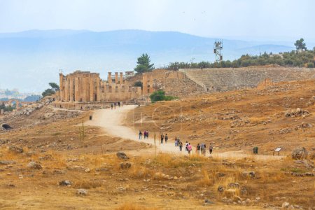 Téléchargez les photos : Jerash, Jordan - November 7, 2022: People visiting Temple of Zeus and amphitheater in the ancient Roman settlement of Gerasa - en image libre de droit