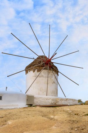 Foto de Molino de viento icónico griego y panorama de la ciudad en Mykonos, Grecia, isla famosa de Cyclades - Imagen libre de derechos