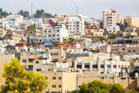Téléchargez les photos : Jerash, Jordanie - 7 novembre 2022 : Vue sur les bâtiments résidentiels de la ville à Jarash - en image libre de droit