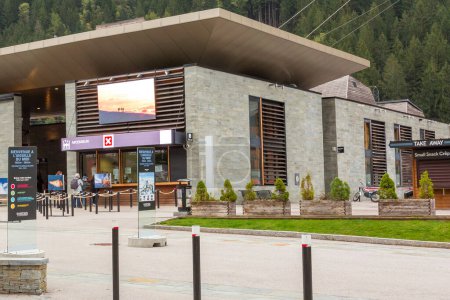 Téléchargez les photos : Chamonix Mont-Blanc, France - 4 octobre 2019 : Téléphérique vers Aiguille du Midi et vue sur la rue en automne - en image libre de droit