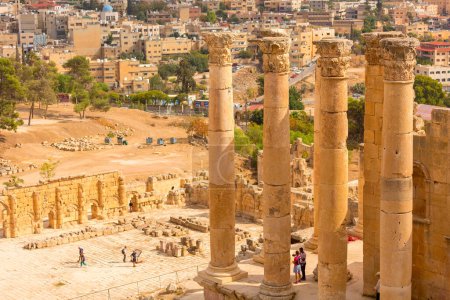 Téléchargez les photos : Jerash, Jordan - November 7, 2022: People visiting Temple of Zeus in the ancient Roman settlement of Gerasa - en image libre de droit