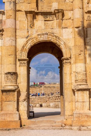 Téléchargez les photos : Jerash, Jordanie - 7 novembre 2022 : Arc d'hippodrome romain sur le site archéologique, ruines de l'ancienne Gérasa - en image libre de droit