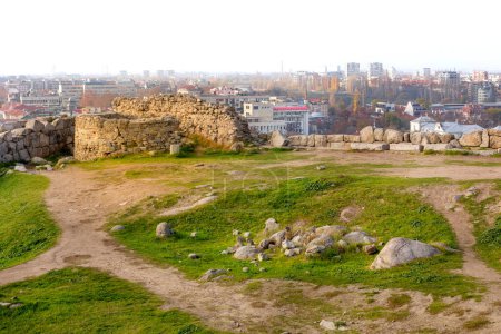 Téléchargez les photos : Plovdiv, Bulgarie vue sur la ville et les ruines de l'ancienne forteresse Nebet Tepe - en image libre de droit