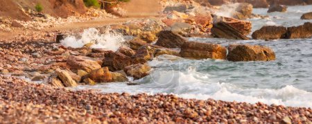 Foto de Playa salvaje Crvena Glavica en Montenegro. Rojas rocas costa y olas de agua, bandera - Imagen libre de derechos