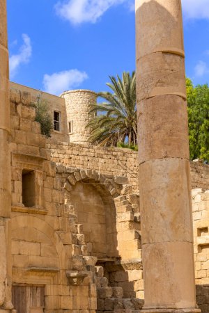 Téléchargez les photos : Jerash, Jordanie, Colonnes de l'ancienne rue cardo maximus, Gérasa romaine antique de l'Antiquité - en image libre de droit