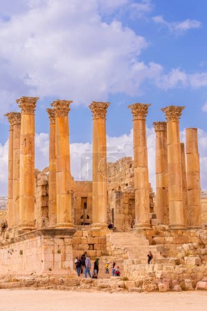 Téléchargez les photos : Jerash, Jordanie - 7 novembre 2022 : Temple d'Artémis dans l'ancienne ville romaine de Gérasa, Jarash prédéfini - en image libre de droit