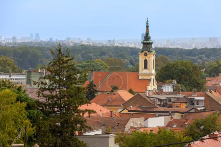 Téléchargez les photos : Belgrade, Serbie vue panoramique depuis Gardos, Zemun, avec l'église Saint-Nicolas et le Danube en été - en image libre de droit