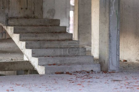 Foto de Escalera de hormigón en el sitio de construcción. Vivienda nueva en construcción, escaleras en edificio sin terminar - Imagen libre de derechos
