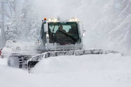 Téléchargez les photos : Bansko, Bulgarie - 21 janvier 2024 : Machine de ratrack pour chat des neiges préparant la piste de ski pour le ski alpin, station d'hiver - en image libre de droit