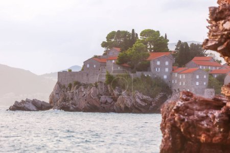Foto de Sveti Stefan al atardecer, Montenegro. Hotel en la isla - Imagen libre de derechos