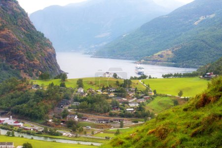 Téléchargez les photos : Flam, Norvège, village du fjord nordique avec paysage du Sognefjord et bateau de croisière - en image libre de droit