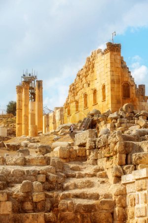 Téléchargez les photos : Jerash, Jordanie - 7 novembre 2022 : Les gens dans les ruines du Temple de Zeus dans l'ancienne colonie romaine de Gérasa - en image libre de droit