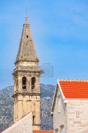 Foto de Perast, Montenegro. Campanario de la iglesia de San Nicolás de cerca - Imagen libre de derechos