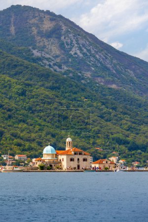 Perast, Montenegro, Touristenboot in der Bucht von Kotor. Insel Unserer Lieben Frau von den Felsen oder Gospa od Skrpjela