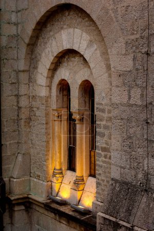 Fenêtre d'une église médiévale Saint-Nicolas à Kotor, Monténégro