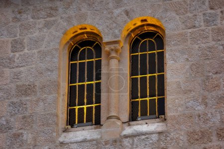 Foto de Ventana de una iglesia medieval de San Nicolás en Kotor, Montenegro - Imagen libre de derechos