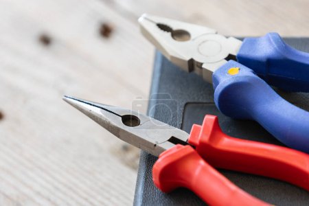 Alicates de punta de aguja, herramientas profesionales para la construcción de metal. Instrumento mecánico para la reparación de obras, primer plano
