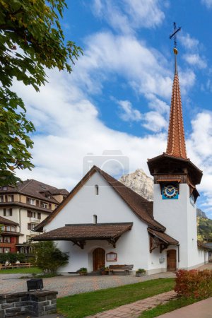 kandersteg, schweiz strassenblick mit kirche und glockenturm und bergpanorama, kanton bern, europa