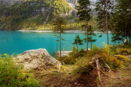 Wunderschöner türkisfarbener Öschinnensee in den Schweizer Alpen, Kandersteg, Berner Oberland, Schweiz