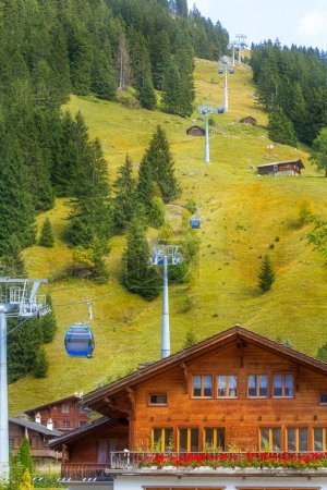 Kandersteg, Schweiz Gondelbahn zum Öschinensee, blaue Hütten und Dorfhäuser im Sommer