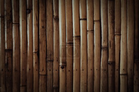 fondo de textura de bambú marrón con luz y sombra 