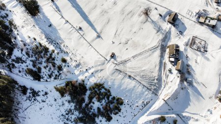 Téléchargez les photos : Vue de dessus d'une ville enneigée dans les montagnes, vue sur les oiseaux, neige, froid. Photo de haute qualité - en image libre de droit
