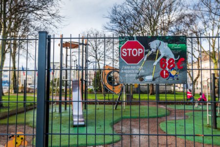 Foto de Cartel No Dog Poop en un parque infantil, Francia, Calais - Imagen libre de derechos