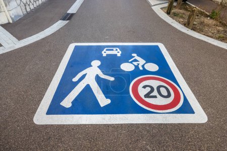Téléchargez les photos : 20 km/h speed limit zone in a city - en image libre de droit