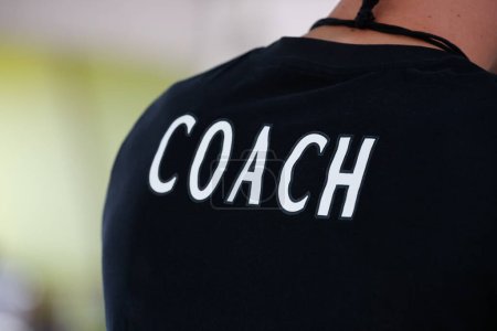Logo trenera na czarnej koszulce