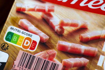 Téléchargez les photos : Nutri-Score D - photo réelle du logo sur l'emballage d'un produit alimentaire en France - en image libre de droit