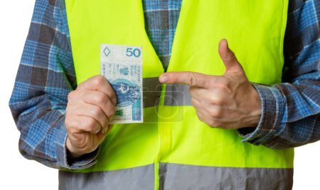 Gros plan entre les mains d'un ouvrier 50 zlotys polonais. Le concept est le salaire souhaité des travailleurs de la production pour 1 heure de temps de travail en Pologne.