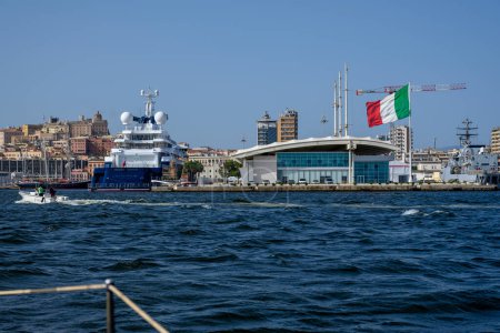 Téléchargez les photos : CAGLIARI, ITALIE - JUILLET 2023 : Le yacht de luxe de 414 pieds 'Octopus', propriété du co-fondateur de Microsoft Paul Allen, est amarré dans le port le 15 juillet 2023 à Cagliari, Italie (Sardaigne) pour un callover. - en image libre de droit