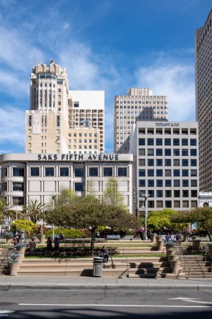 Téléchargez les photos : SAN FRANCISCO, États-Unis - Le 21 avril 2023 : Le magasin Saks Fifth Avenue à Union Square sous le ciel bleu par une journée ensoleillée - en image libre de droit