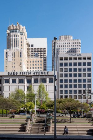 Téléchargez les photos : SAN FRANCISCO, États-Unis - Le 21 avril 2023 : Le magasin Saks Fifth Avenue à Union Square sous le ciel bleu par une journée ensoleillée - en image libre de droit