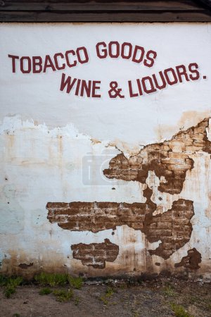 Téléchargez les photos : San Diego, Californie - 1er mai 2023 : Un vieux panneau de tabac et d'alcool peint sur un mur dans la vieille ville de San Diego, Californie - en image libre de droit