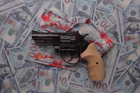 Téléchargez les photos : Flingue sur des billets en dollars sang argent meurtre. - en image libre de droit