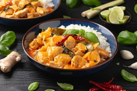 Thai rotes Curry mit Huhn, Gemüse und Reis.
