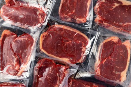 Téléchargez les photos : Steak d'aloyau de bœuf frais scellé sous vide. Prêt pour la cuisson. - en image libre de droit