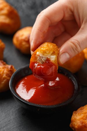 Téléchargez les photos : Boulettes de poulet battues avec ketchup à la tomate, concept de fête finger food. - en image libre de droit