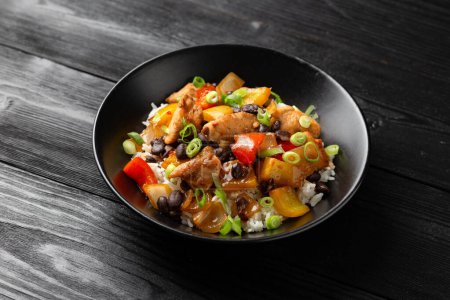 Foto de Remover el pollo frito con frijol negro, verduras y arroz. - Imagen libre de derechos