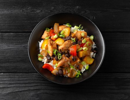 Foto de Remover el pollo frito con frijol negro, verduras y arroz. - Imagen libre de derechos