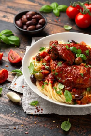 Téléchargez les photos : Cacciatore Poulet aux spaghettis, légumes, olives et tomates. - en image libre de droit