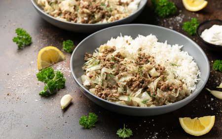 Kohlrouladen mit Hackfleisch, Reis und Gemüse