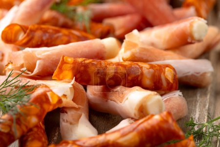 Die Auswahl der Speisen der Partei. Serrano-Schinken, Schinken und Chorizo-Rollen gefüllt mit Gouda und Iberico-Käse
