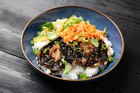Koreanische Pilzschale mit Gurkensalat, Kimchi und Reis.